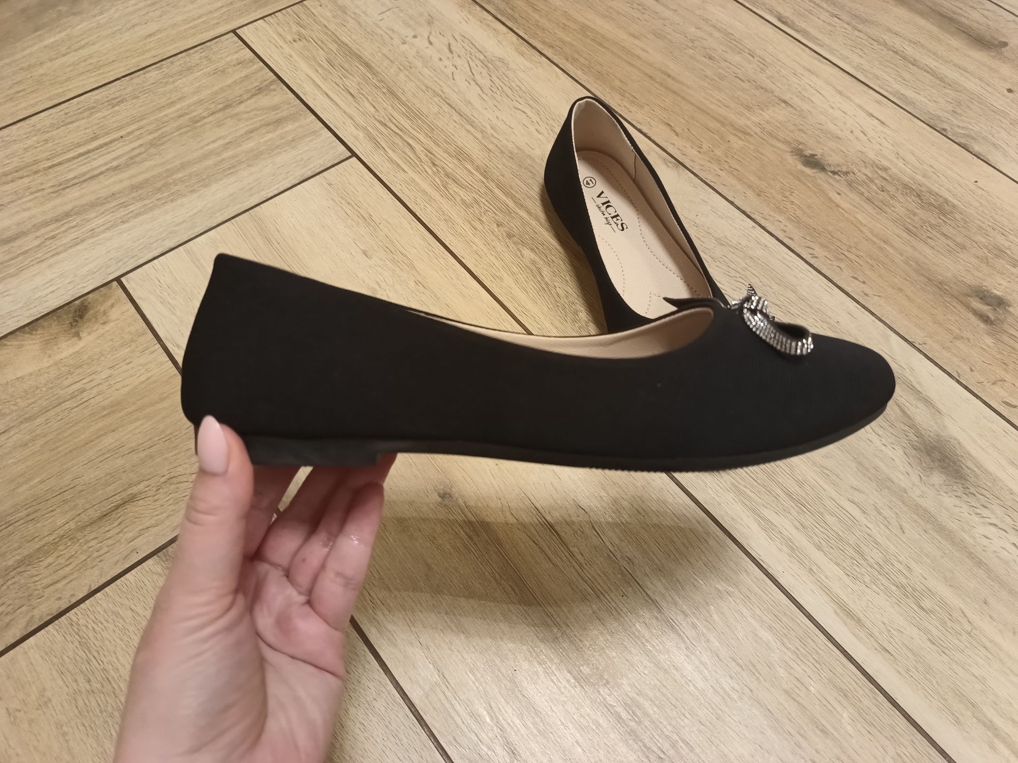 Nowe damskie czarne buty balerinki z ozdobnymi srebrnymi kokardkami 41