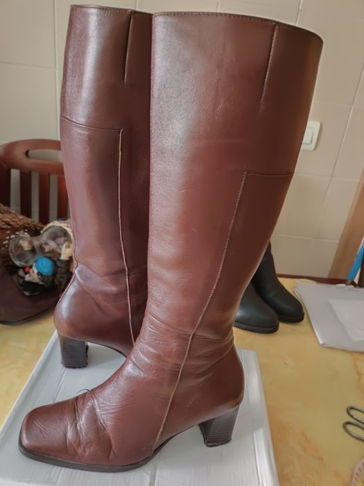 Bota castanha em pele forro também