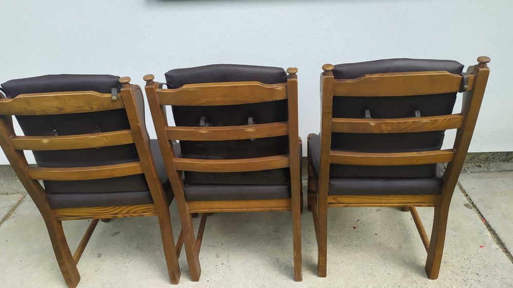 Brązowe drewniane krzesla