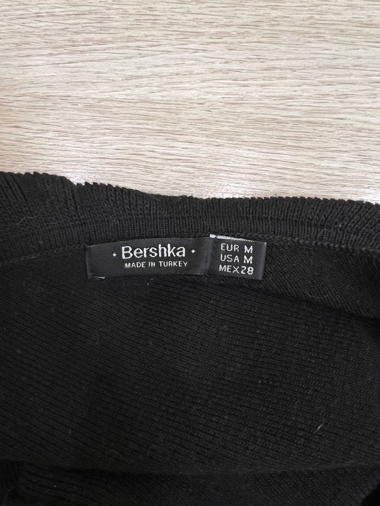 Bershka кофта черная на одно плечо с рюшами