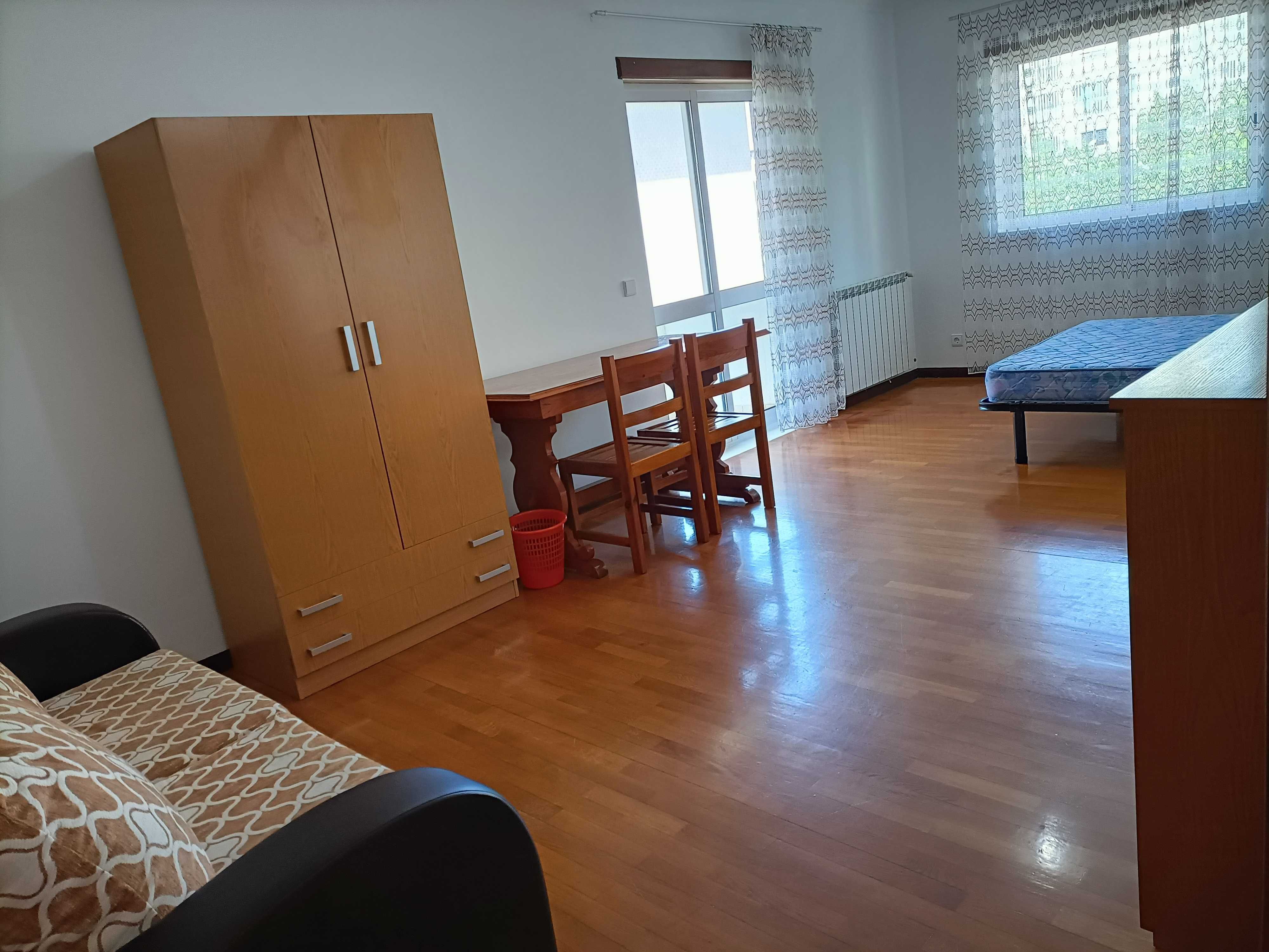 Quarto grande junto ao Coimbra shopping