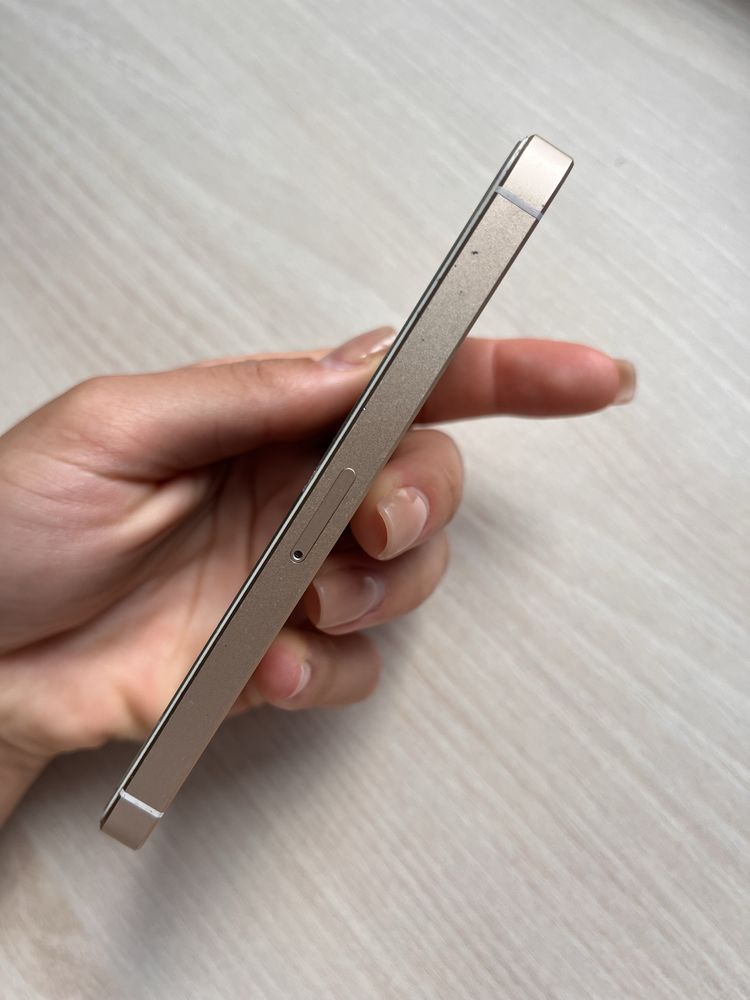 Продам Iphone SE, є тріщини на ЗАХИСНОМУ склі, на екрані немає!
