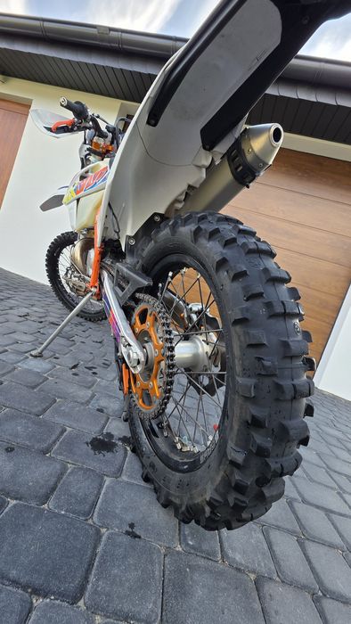 KTM 250 TPI Six Days 2T, dużo dodatków
