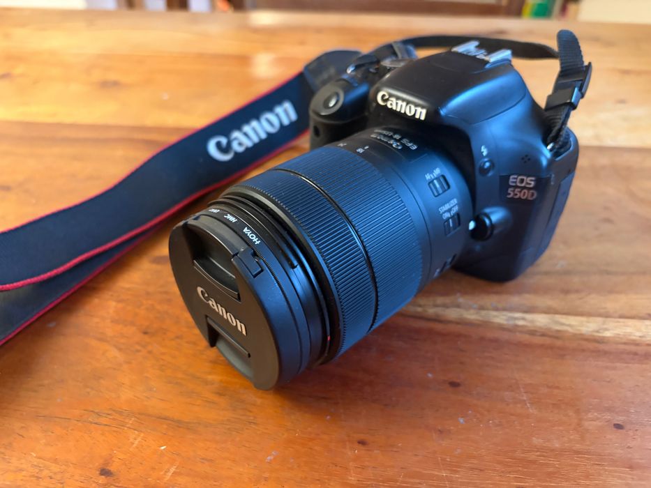 Aparat fotograficzny Canon 550D z obiektywem Canon EFS 18-135mm