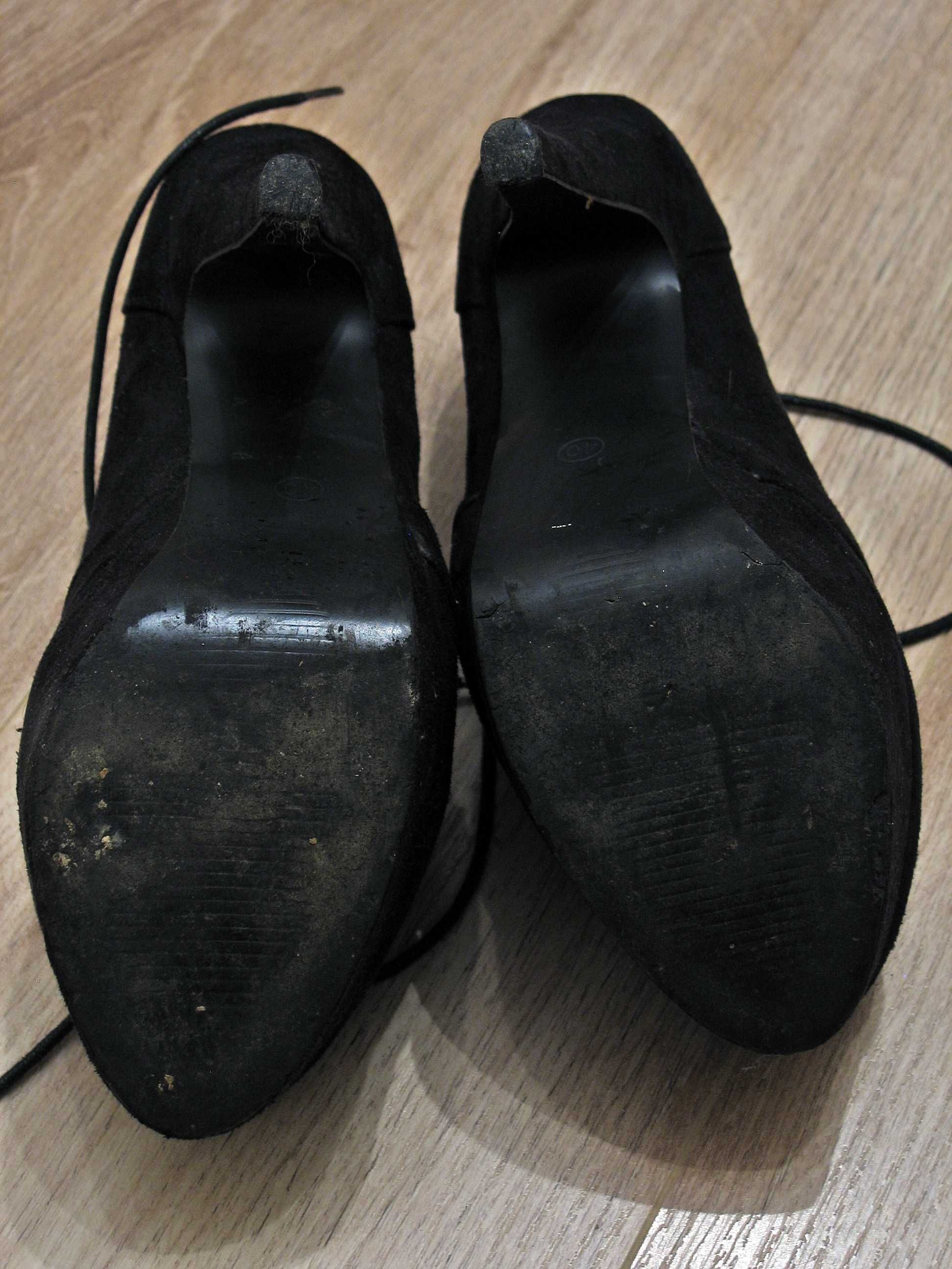 Czarne buty na platformie Jennika, rozmiar 40, nubuk, używane