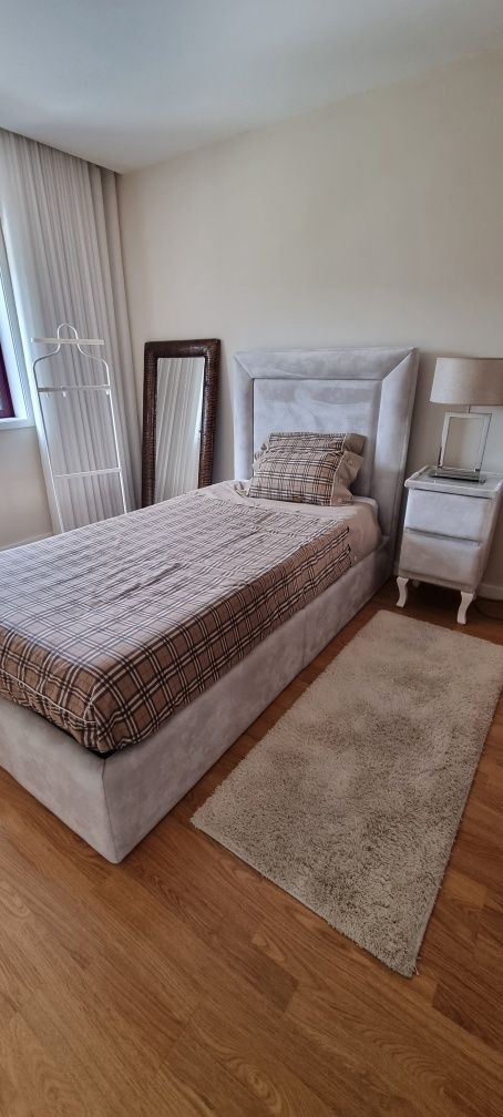 Cama solteiro + colchão + mesa de cabeceira