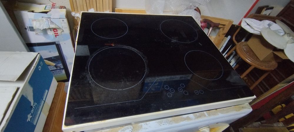 Placa com móvel e forno.