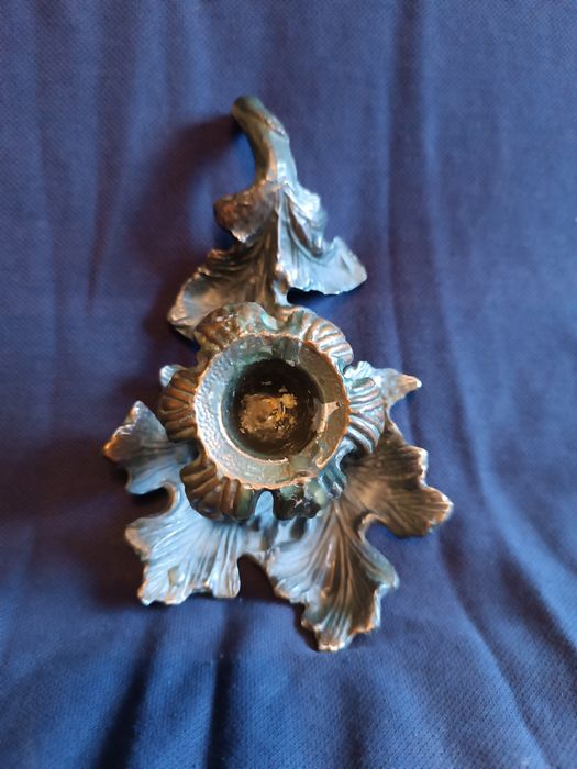 Metalowy świecznik w kształcie liścia metaloplastyka kaganek PRL