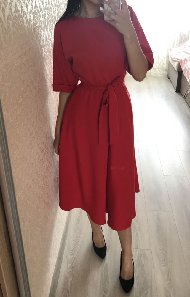 Червона сукня з поясом