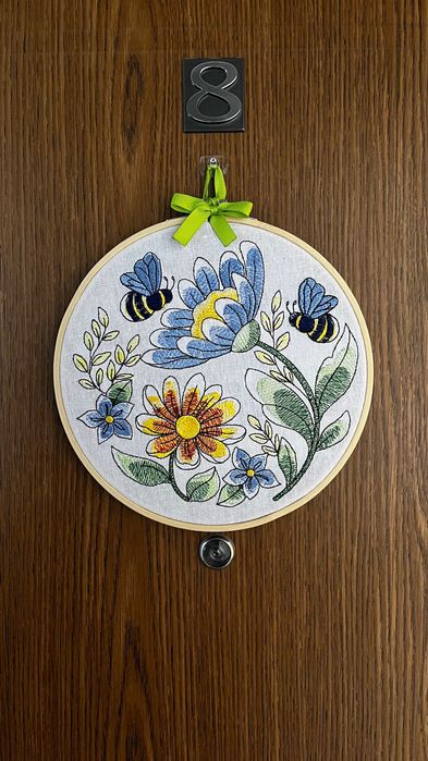 wiosenny lub wielkanocny wianek na drzwi z haftem