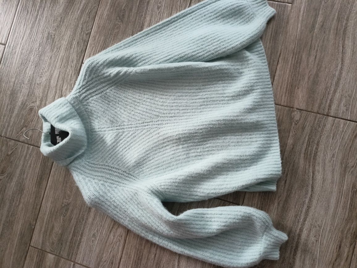 Miętowy sweterek z warkoczem