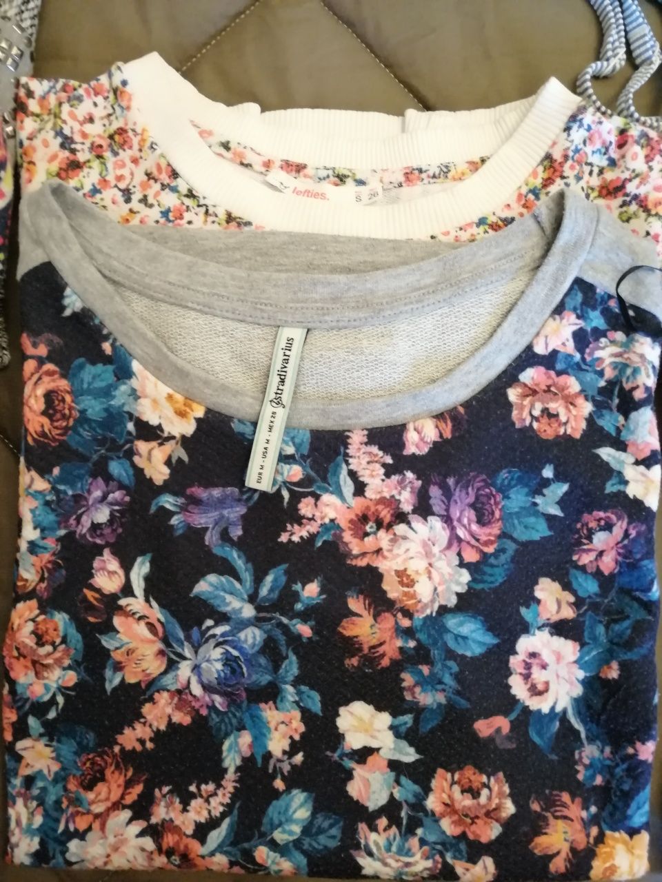 Conjunto de várias peças de roupa de  menina adulcesnte