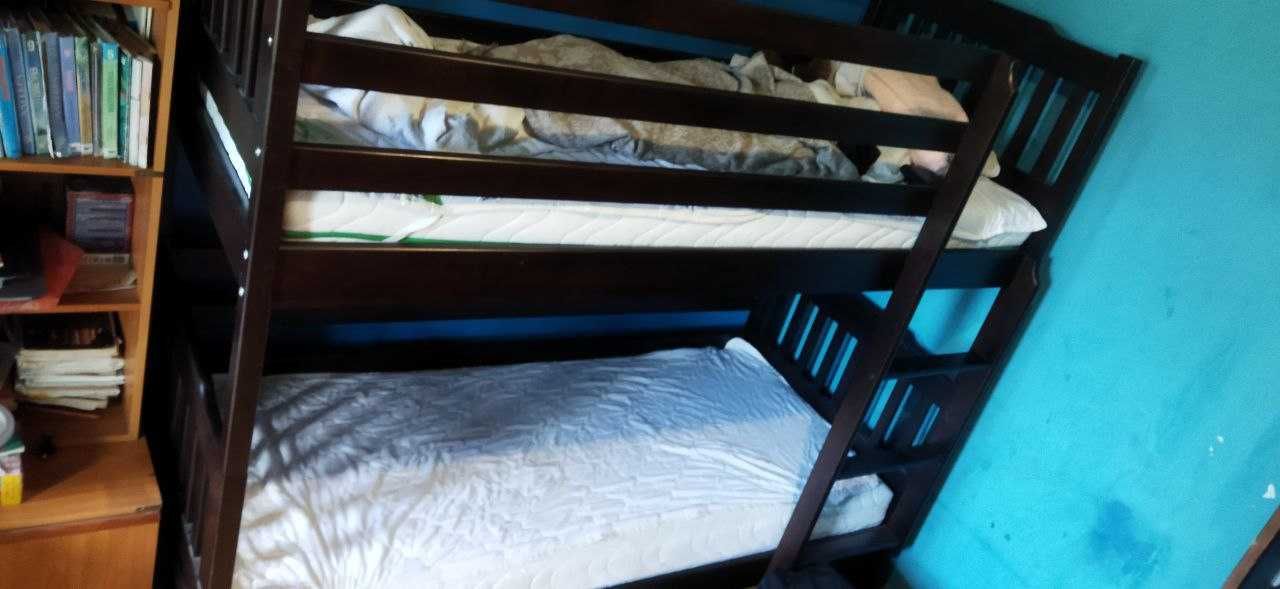 Кровать деревянная двухярусная
