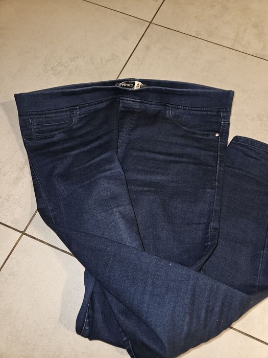 Granatowe jeansy pepco