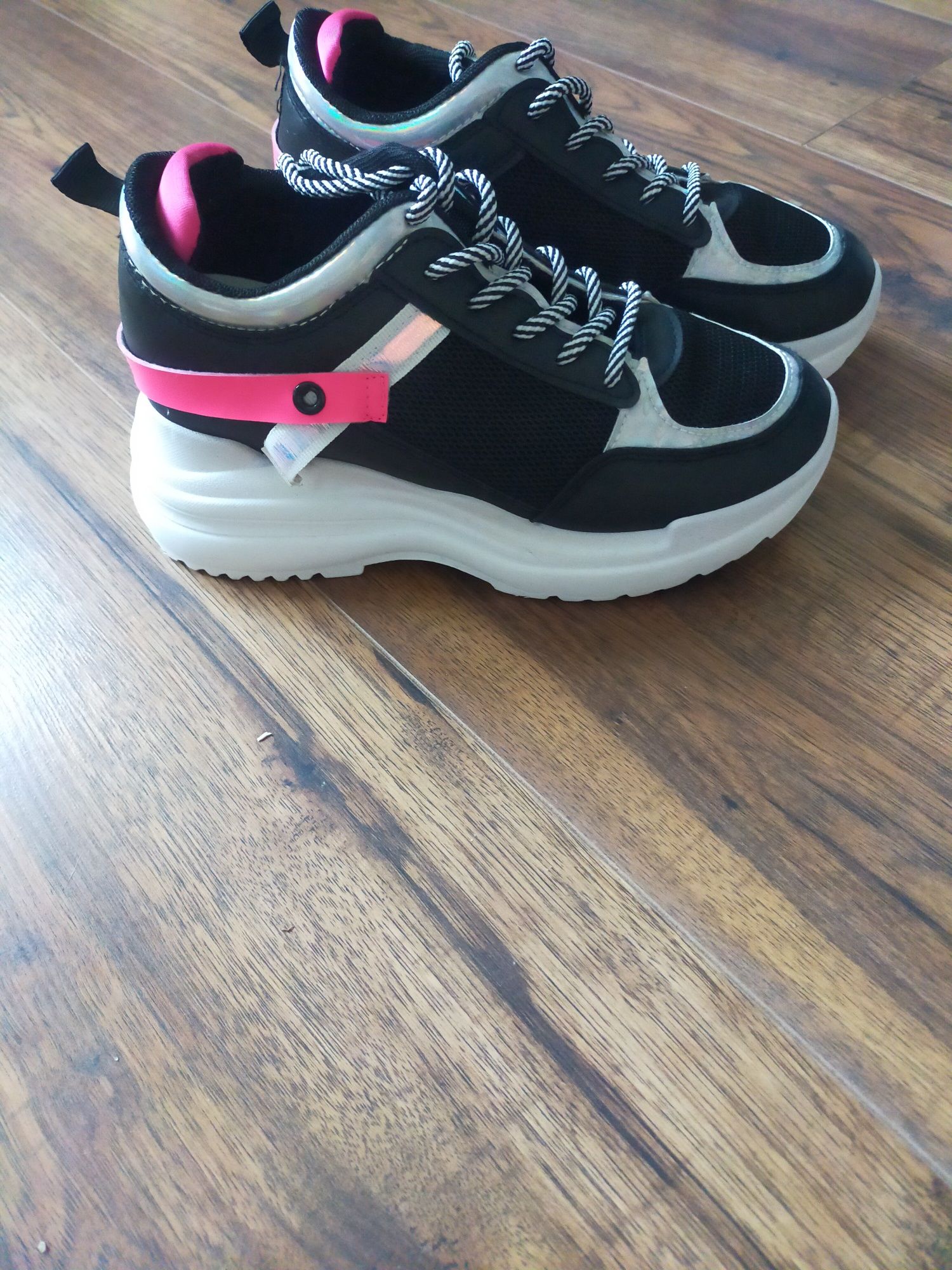 Buty damskie  na koturnie