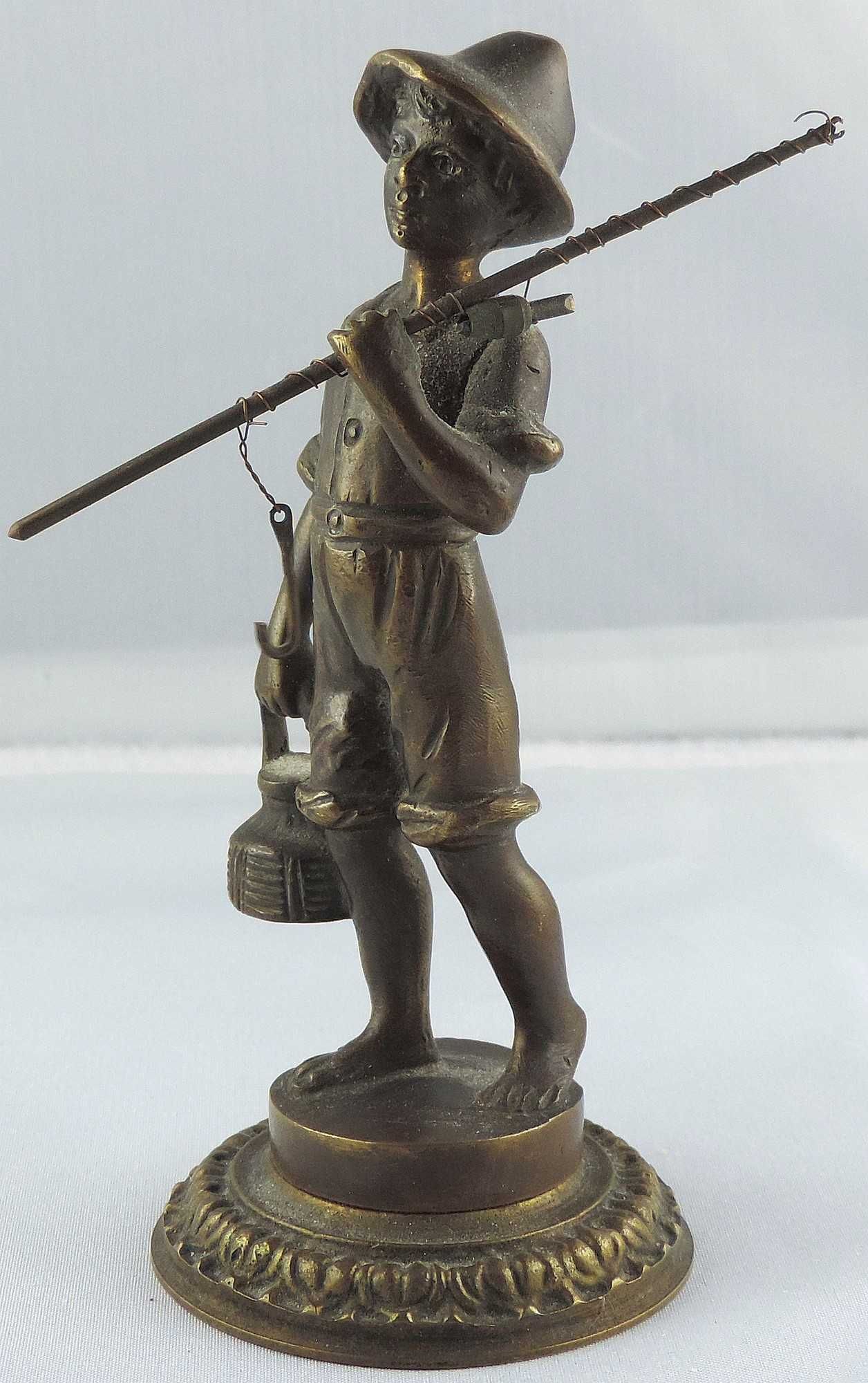 Stara metalowa figurka chłopiec z wędką