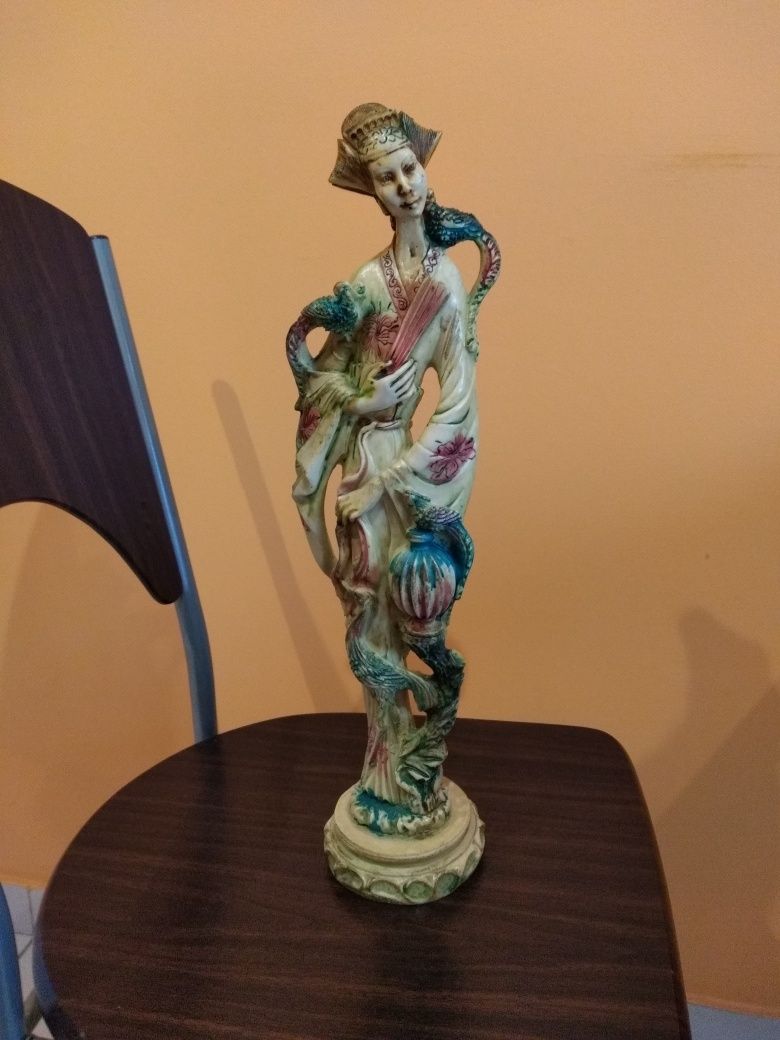 Figurka chińska z alabastru