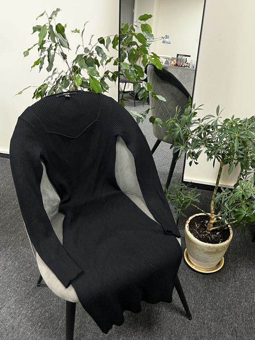 Плаття тепле з гарним декольте