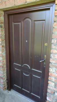 Drzwi zewnętrzne drewniane w stanie bardzo dobrym