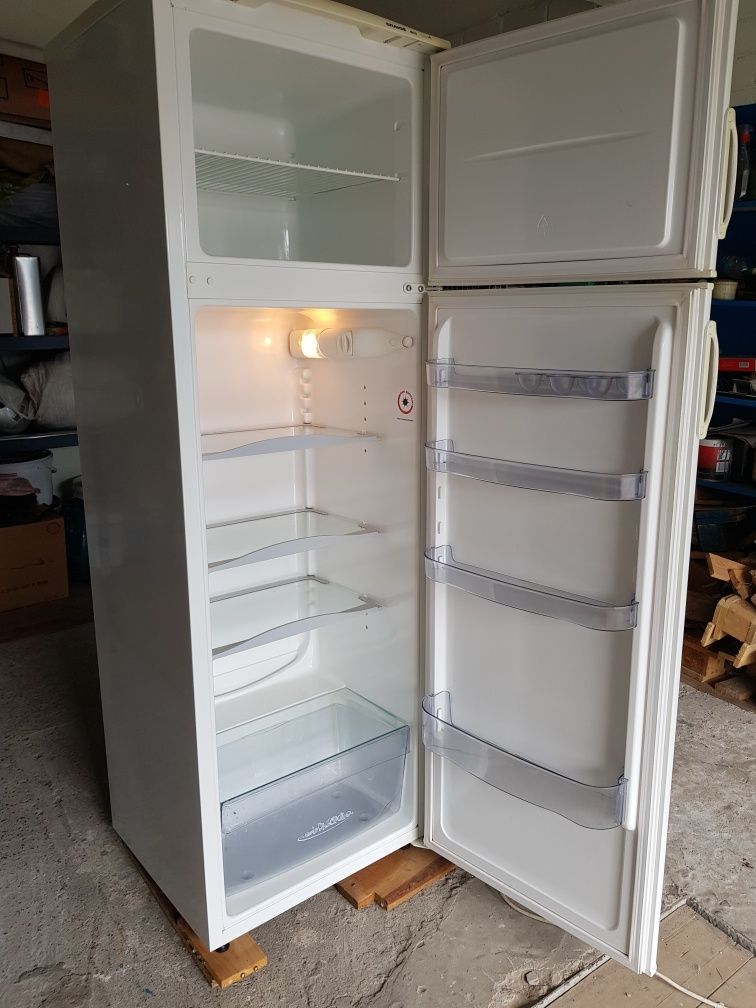 Продам холодильник SNAIGE RF275