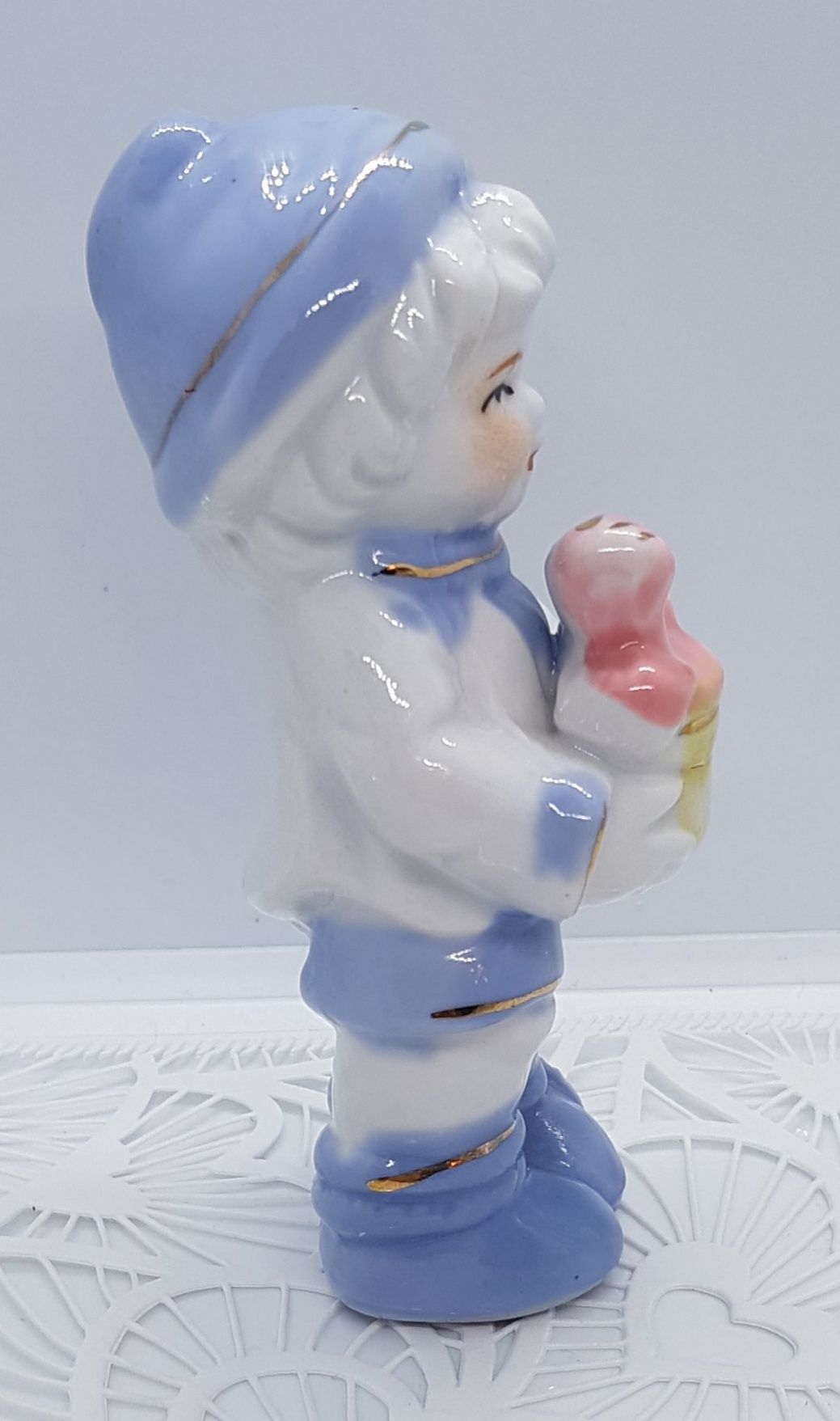 Chłopiec chłopczyk porcelanowa unikatowa figurka pastelowe kolory