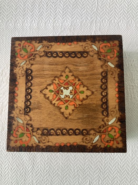 Caixa artesanal de madeira pintada à mão