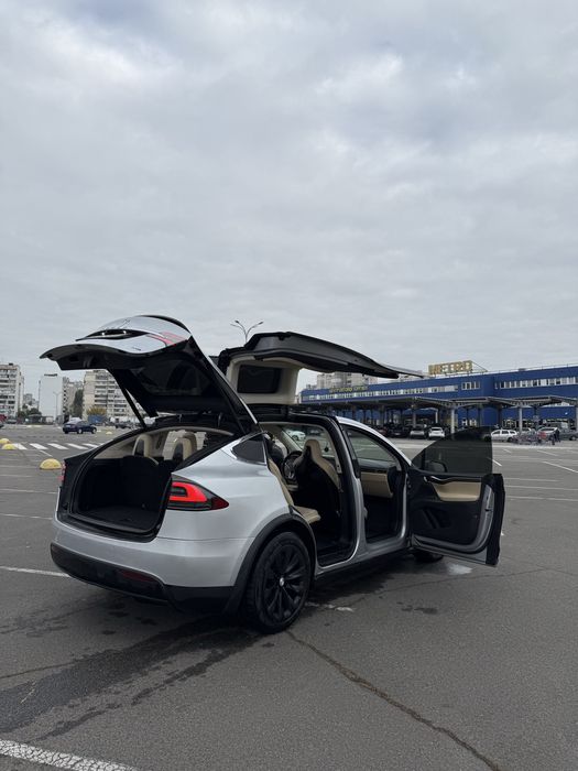 Тесла модел Х 90D максимальная комплектация 3 рядная