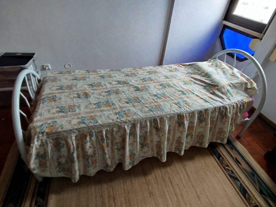 Estrutura e cama individual com oferta 2 edredões ursinhos