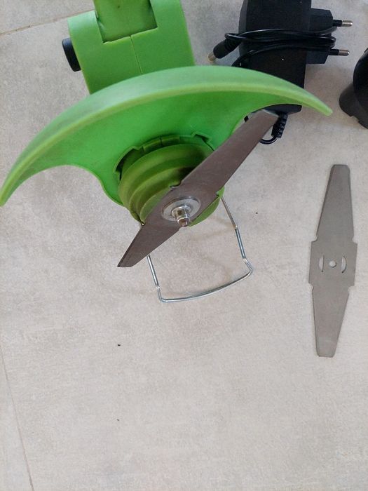 Podkaszarka akumulatorowa do trawy z regulowaną rączką.