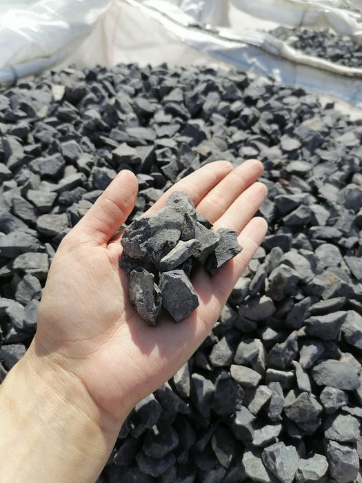 Grys czarny grafit bazalt kamień naturalny drobny z dostawa i głaz
