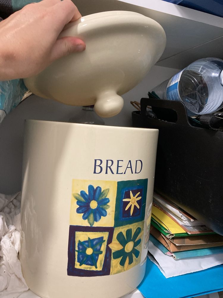 Recipiente para guardar pão pintado à mão