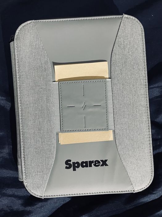 Teczka z power bankiem 5000 mAh i ładowarką indukcyjną teczka