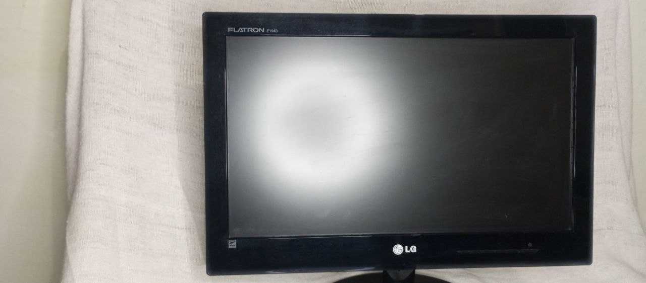 LG Flatron E1940 Монітор