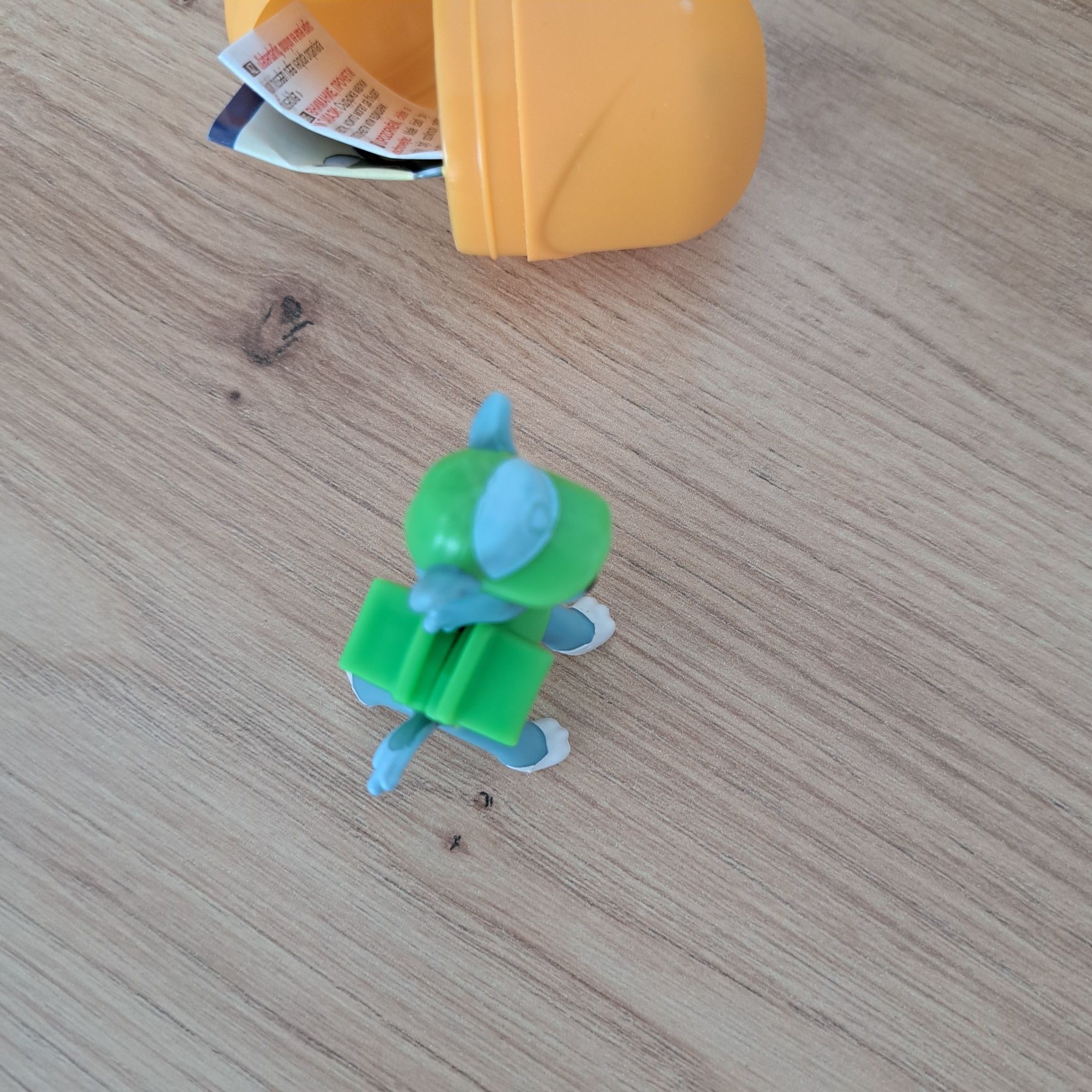 Figurka Psi Patrol Rocky Kinder Niespodzianka