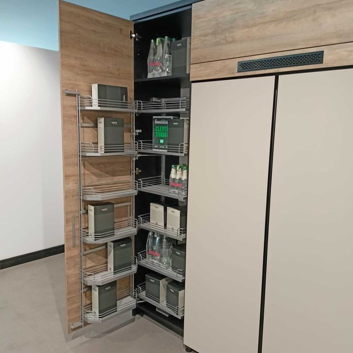 Meble kuchenne z ekspozycji sprzedam-płyta laminowana,okucia Blum