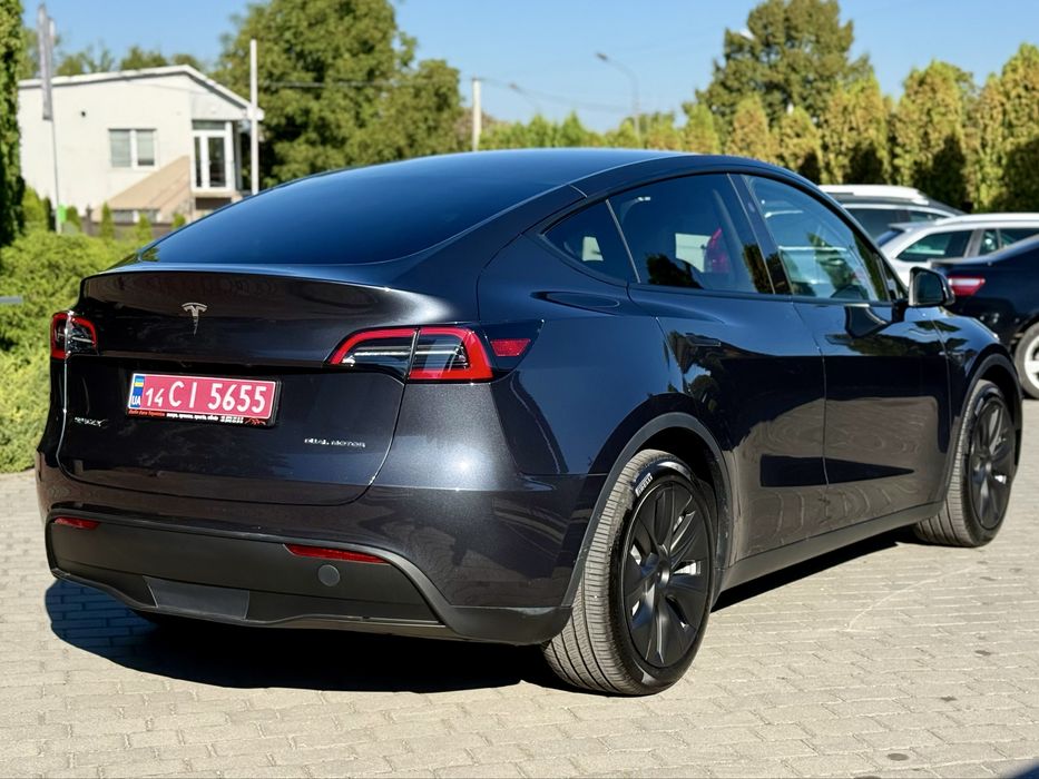 Продаю Tesla Y 2024