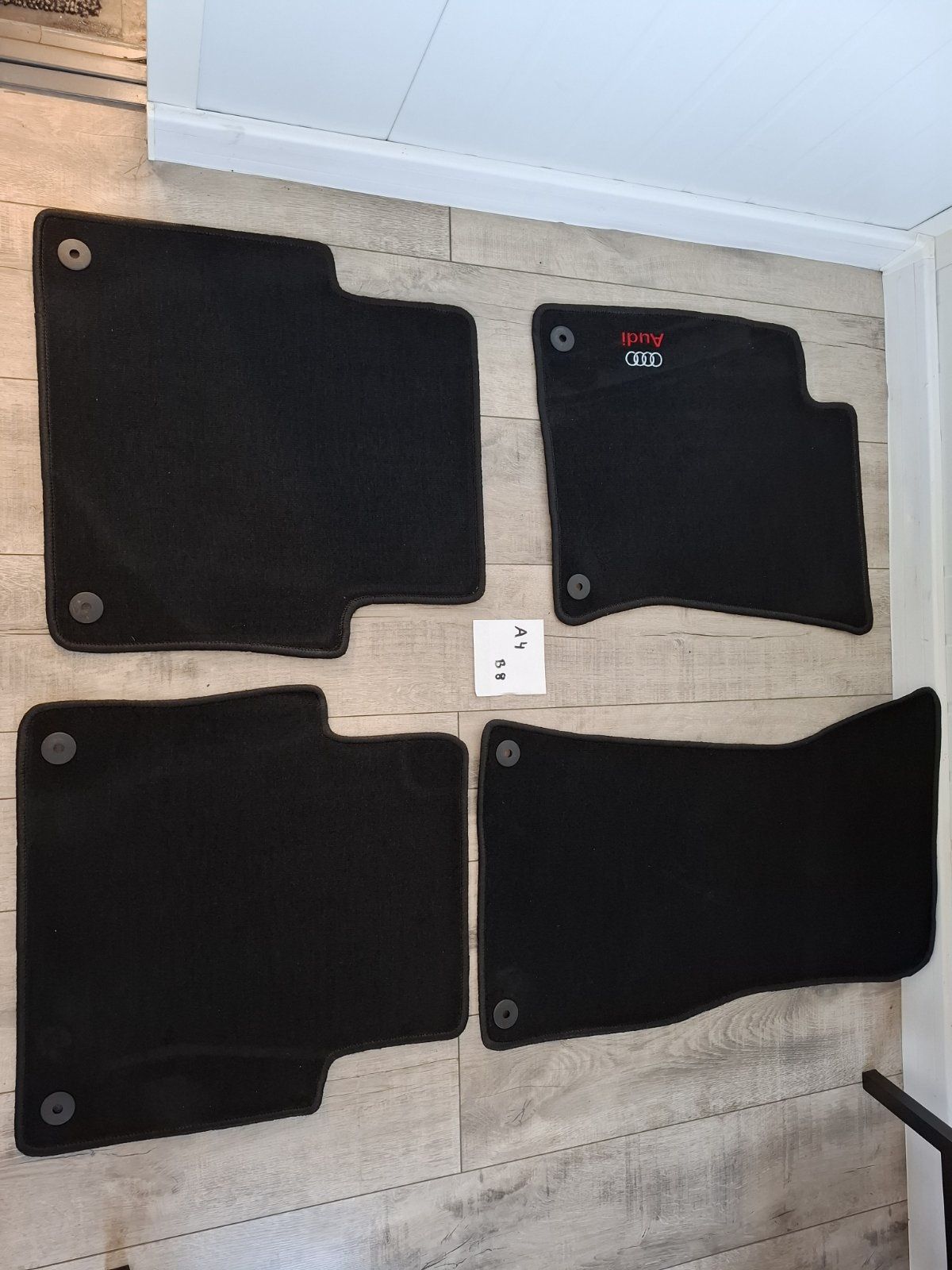 Dywaniki Audi A4 b8 oryginalne nowe 4 elementy