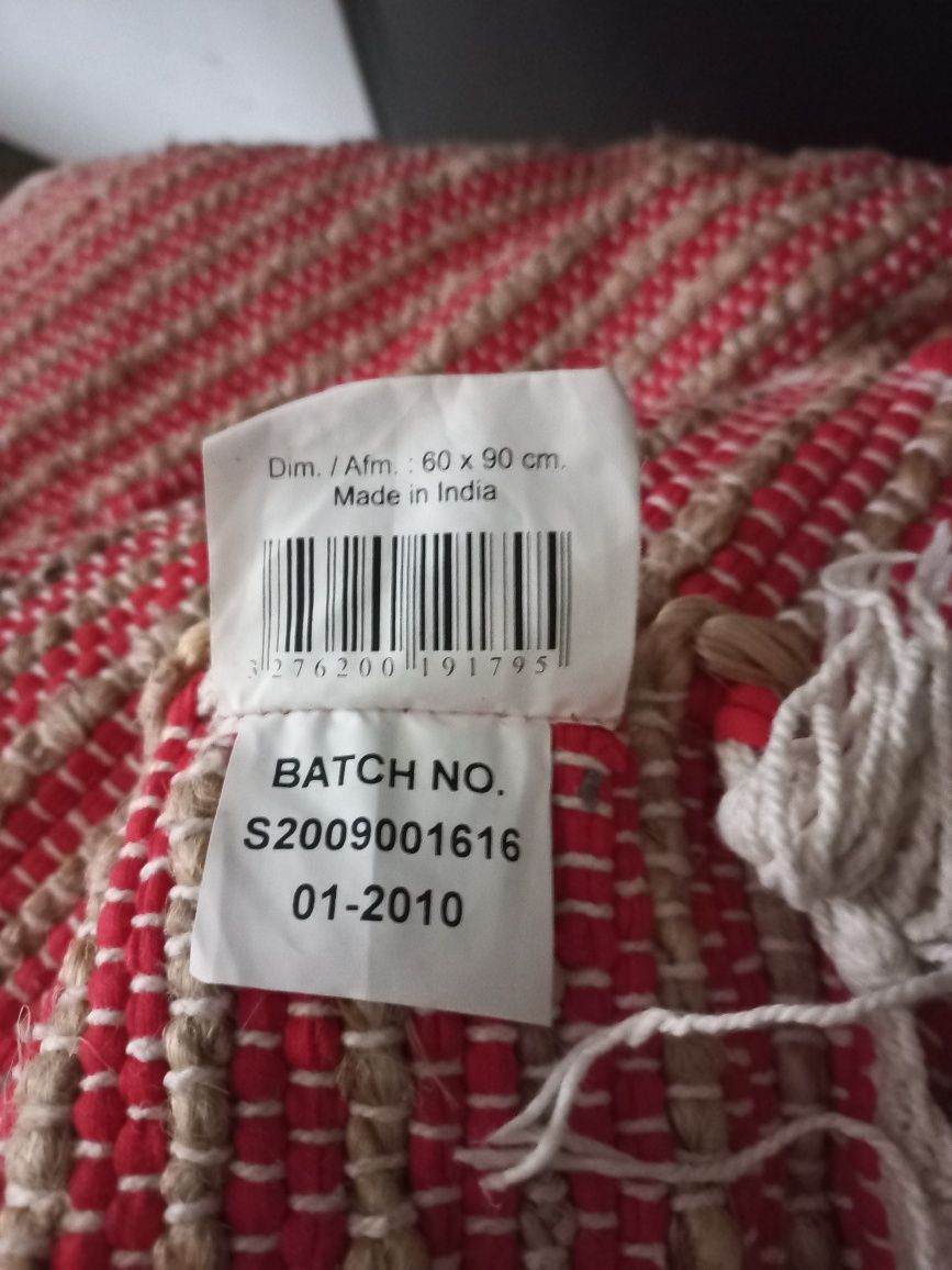 Conjunto de 2 tapetes em algodão e juta, para quarto ou sala.
Medidas: