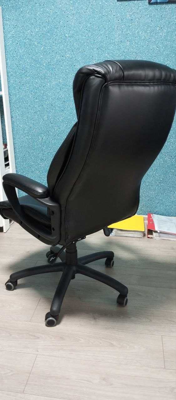Крісло офісне м'яке, майже нове