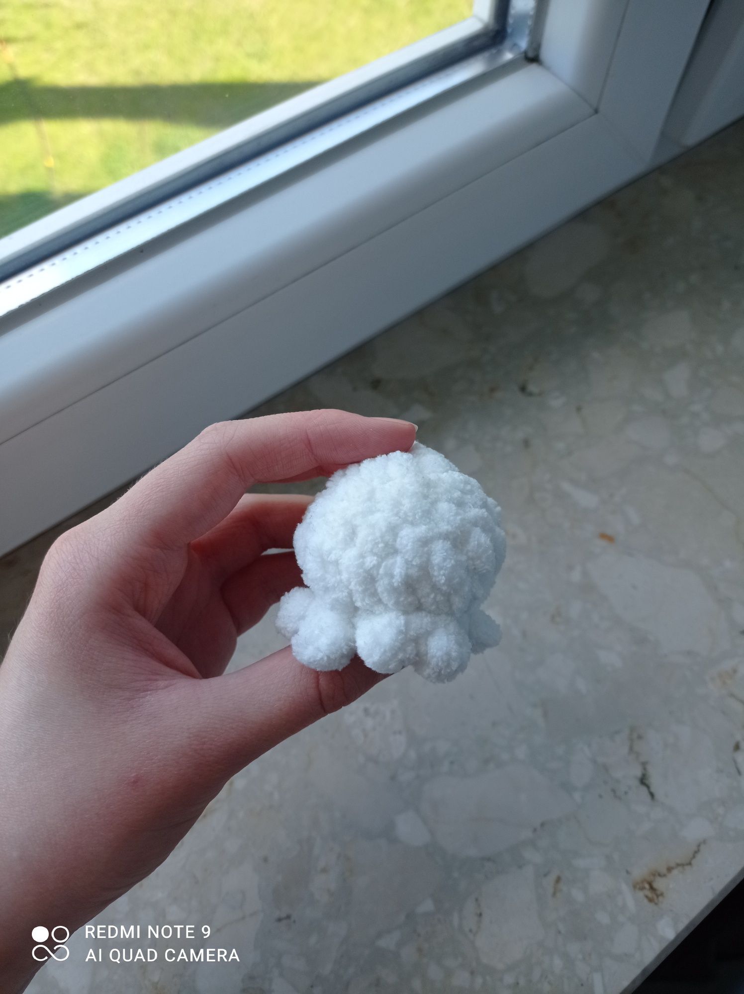 Biała ośmiorniczka handmade na szydełku