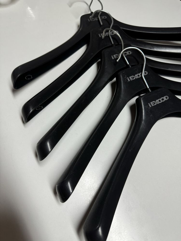2500 Cruzetas/cabides plástico pretas