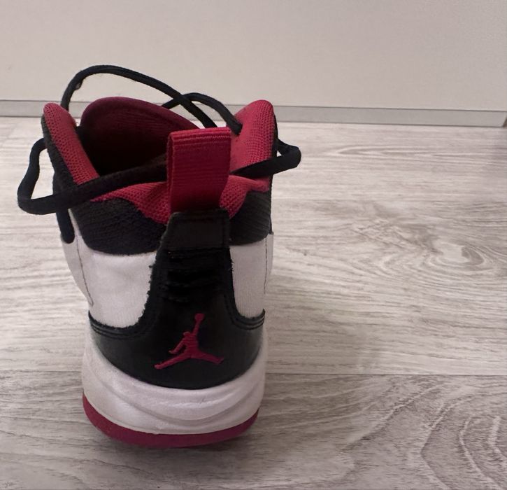 Jordan Stay Loyal 3 у біло-чорно-червоній кольоровій гамі