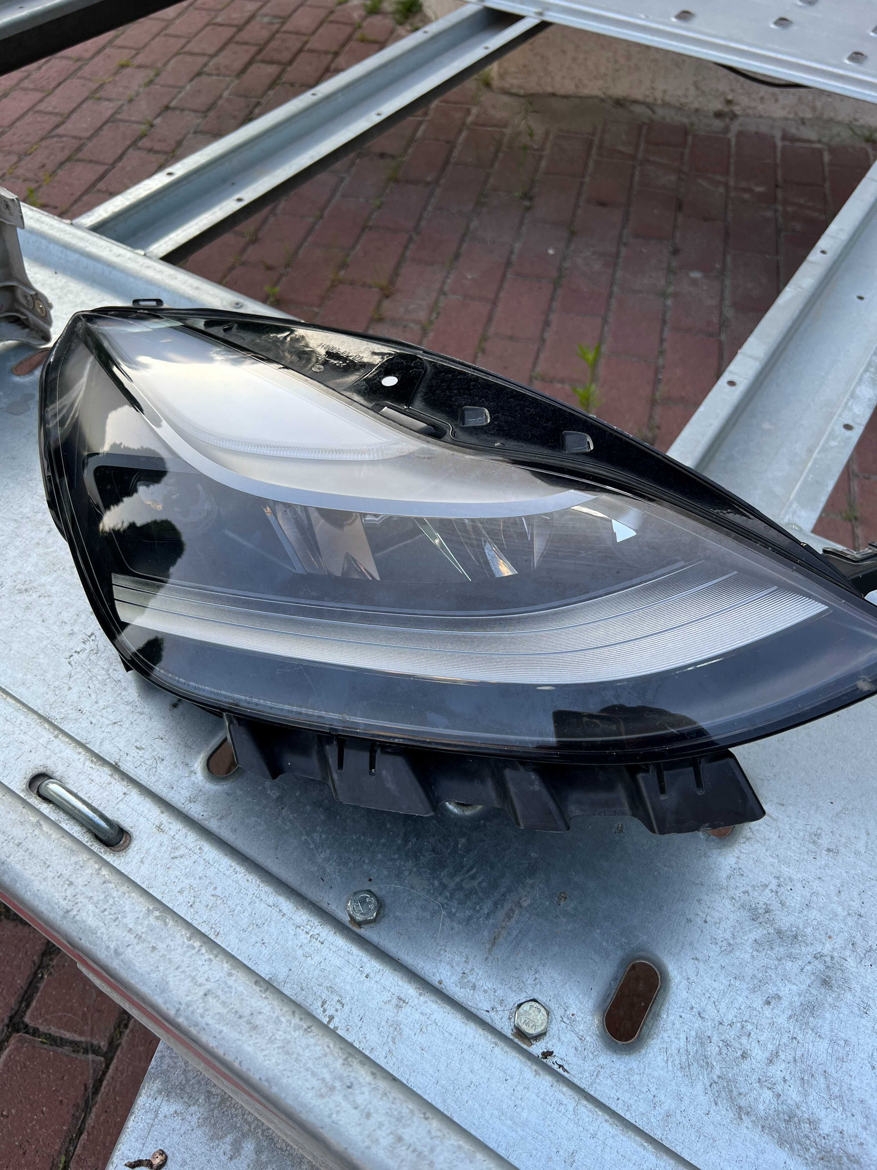 Фара права Tesla Model 3 , Y
