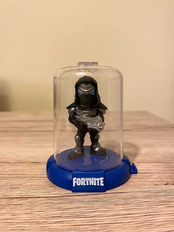 Figurka Fortnite 2 Domez Enforcer kolekcjonerska w gablotce