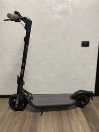 Електросамокат Segway , Ninebot F65I Black