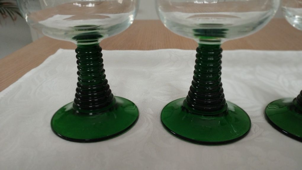 Komplet z 4 kieliszków Remer na zielonych, spiralnych nóżkach