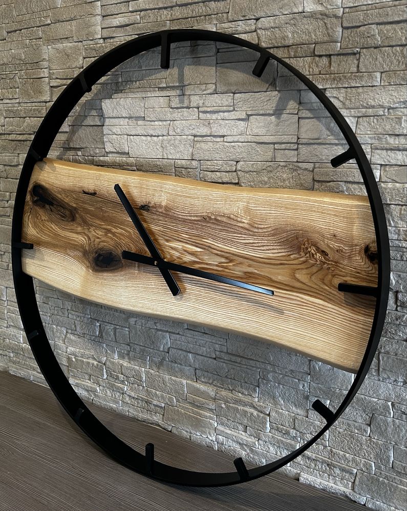 Zegar w stylu loft o średnicy 70 cm z drewna jesionu i czarnej żywicy