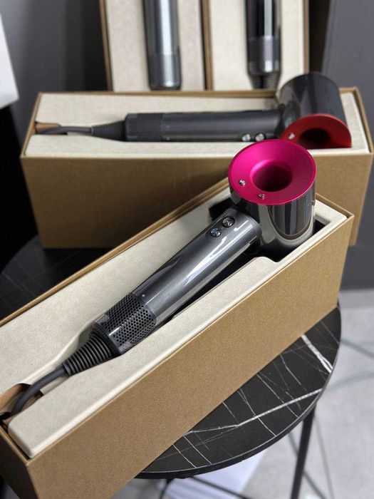 Dyson HD07 Iron‑Fuchsia: яскравий фен для укладання
