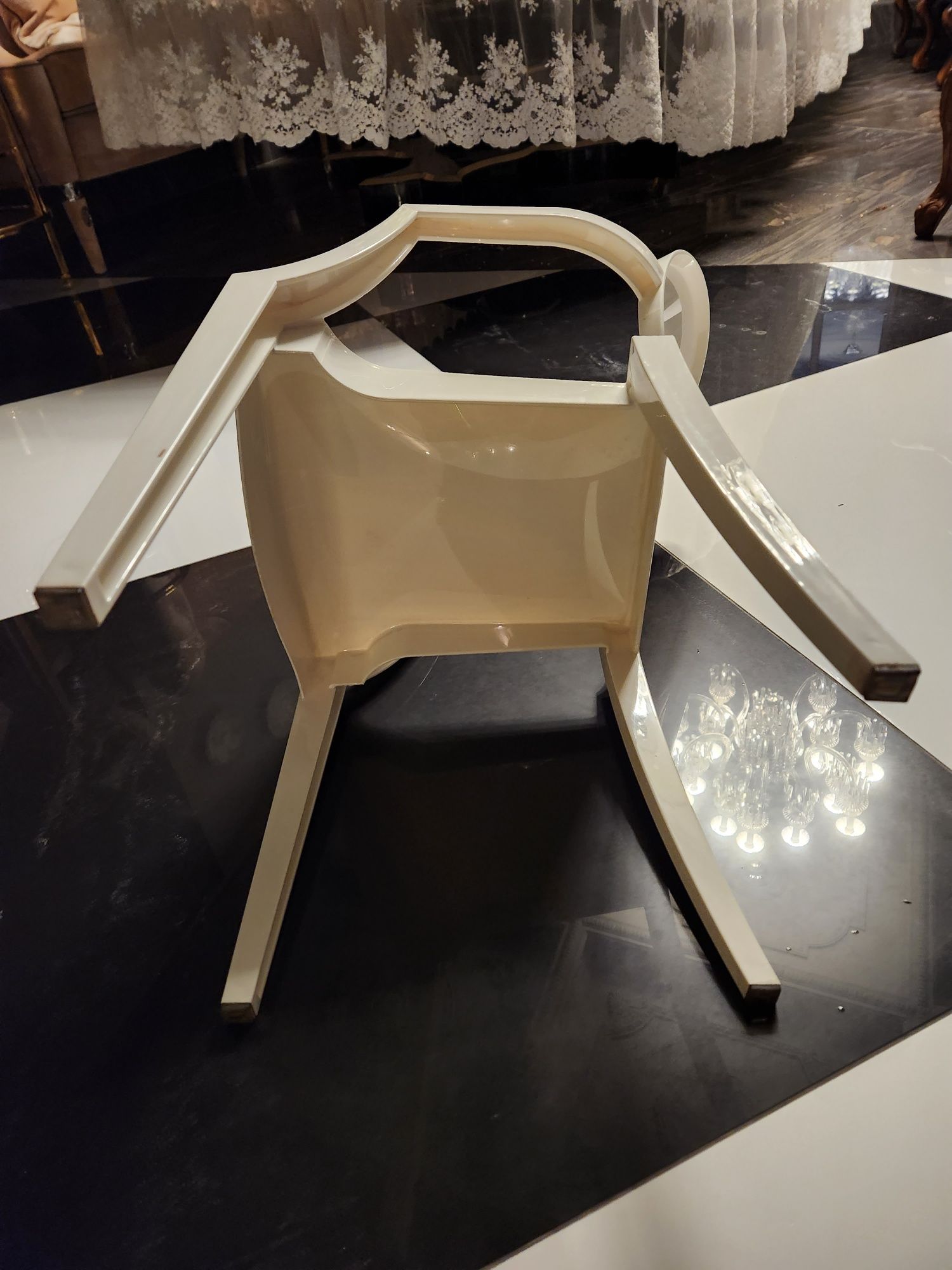 Krzesełko Kartell Duch, białe, dla dziecka do lat 8.