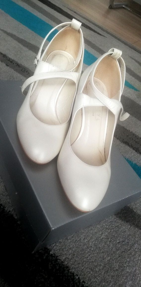 Buty kotyl perła ecru 38
